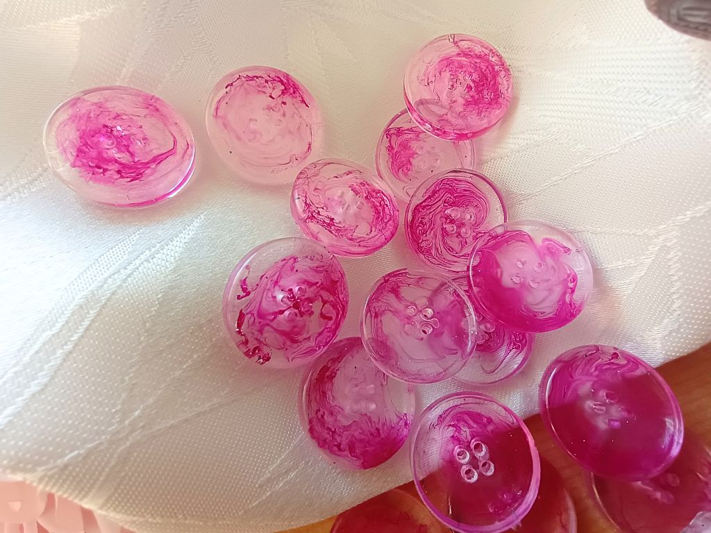 Håndstøbte Knapper med Pink Hvirvler - Unika Luksus til Strik (25mm, 4stk)