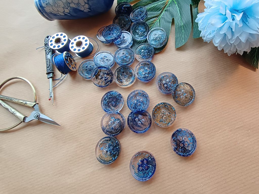 Handmade Resin Buttons with Blue Glitter and Alternating Blue/Green Shades – 20 mm - set of 5 buttons