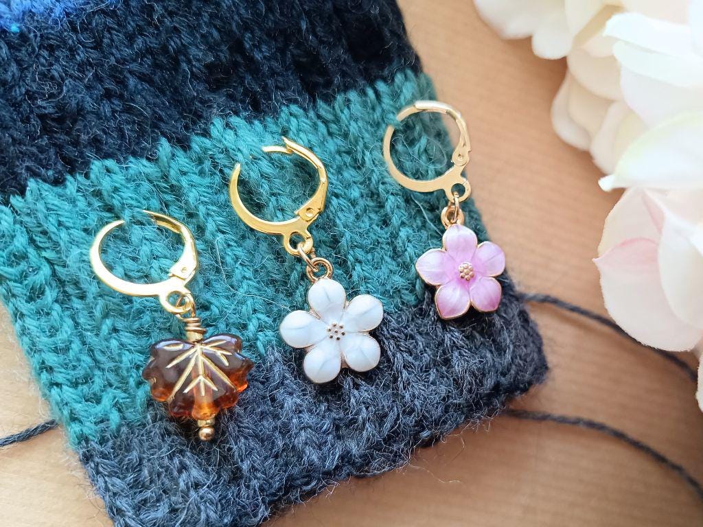 Handmade knitting stitch markers | Elegant pearl and crystal pendants | Unique gold-colored knitting accessory | Knitting gift