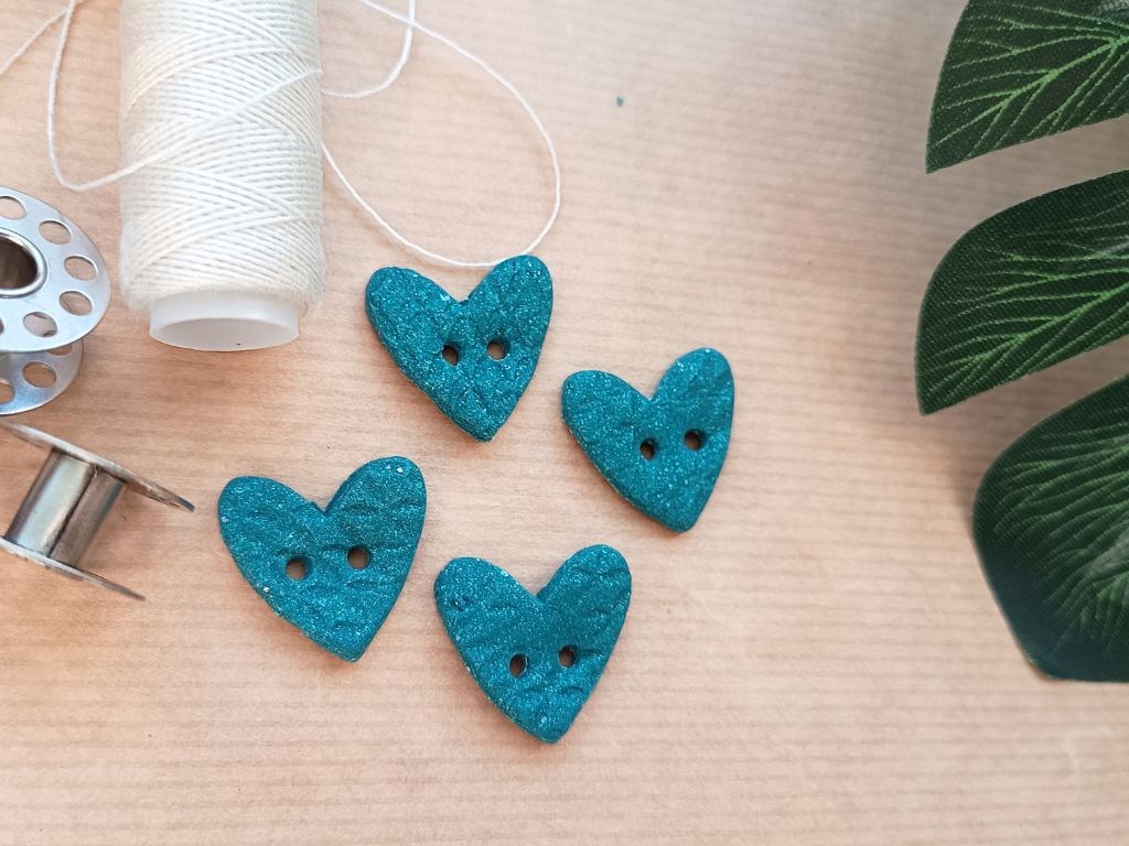 Handmade clay buttons for sewing, knitting or crocheting projects. Set of 4 buttons. Heart-shaped, approx. 20 mm in diameter.