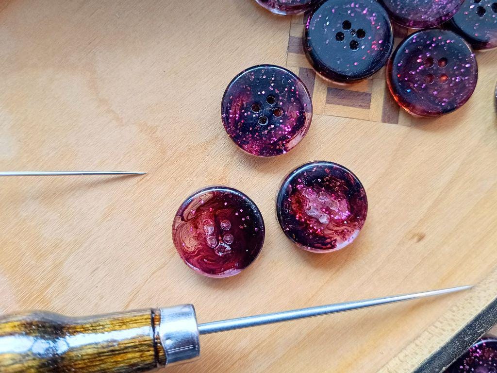 Handmade buttons for sewing, knitting or crocheting projects. Set of 5 buttons. Approx. 20 mm in diameter. Dark brown with pink glitter. Resin