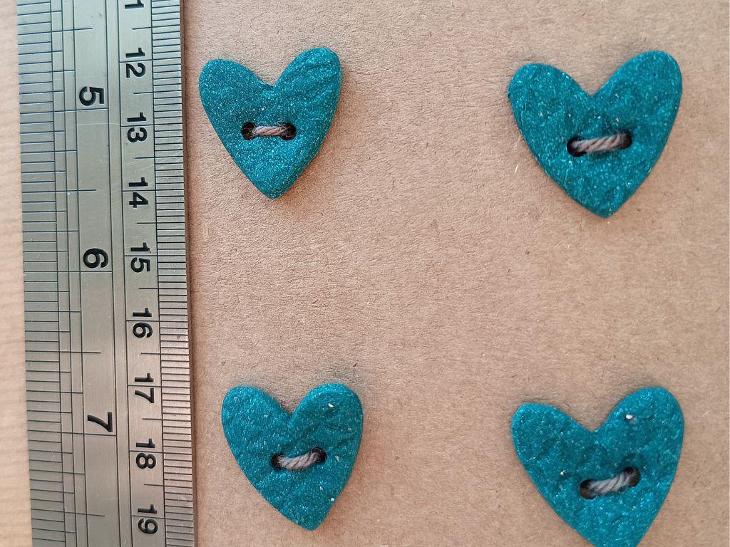 Handmade clay buttons for sewing, knitting or crocheting projects. Set of 4 buttons. Heart-shaped, approx. 20 mm in diameter.