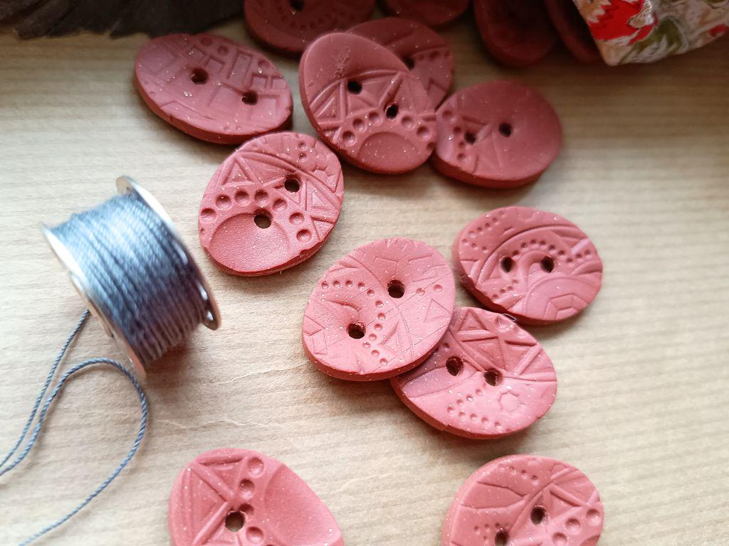 Unique handmade buttons - dusty brown polymer clay, geometric texture (set of 5) approx. 22 mm. Gold glitter. 
