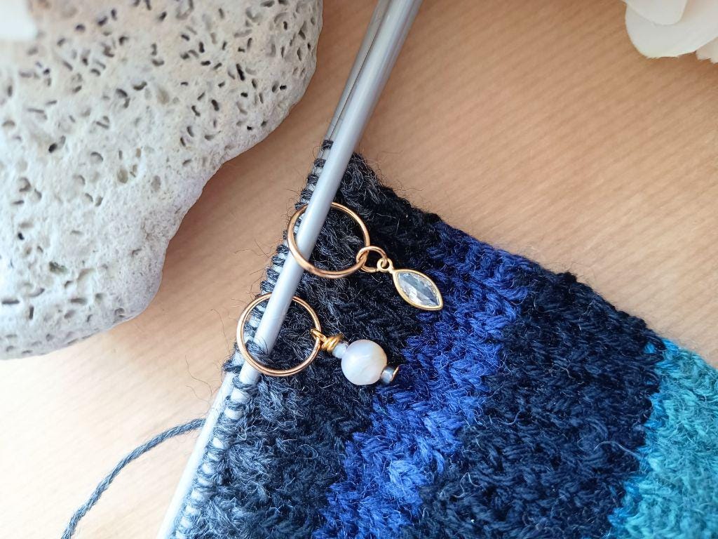 Handmade knitting stitch markers | Elegant pearl and crystal pendants | Unique gold-colored knitting accessory | Knitting gift