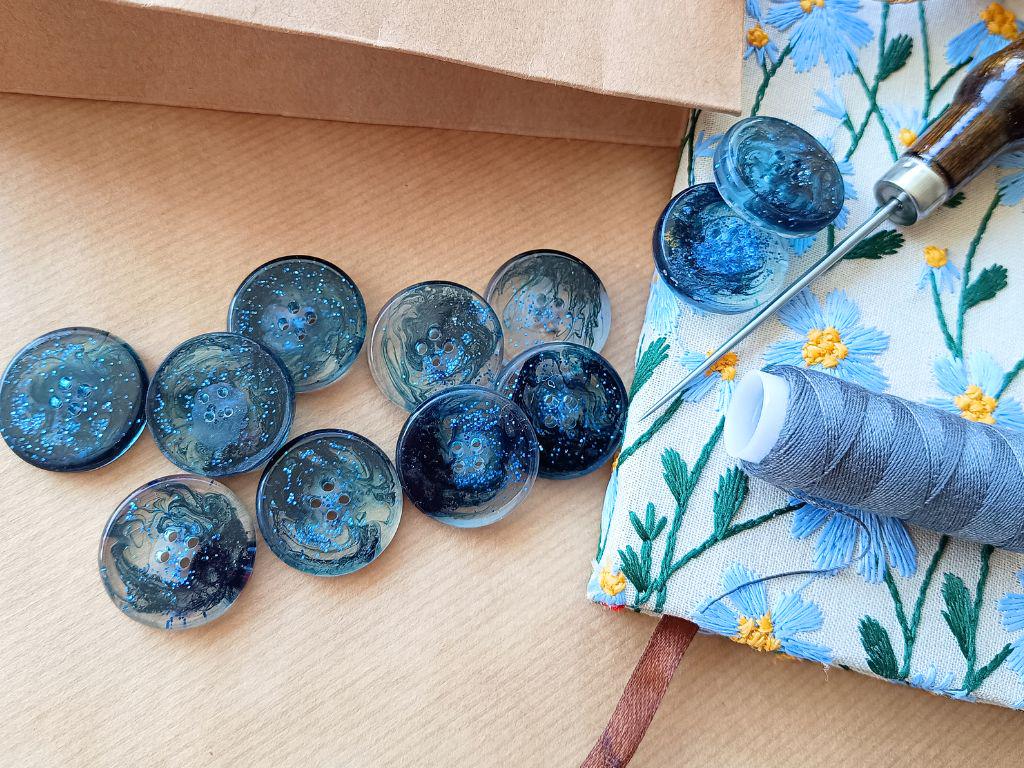 Handmade buttons for sewing, knitting or crocheting projects. Set of 4 buttons. Approx. 25 mm in diameter. Navy blue with glitter.