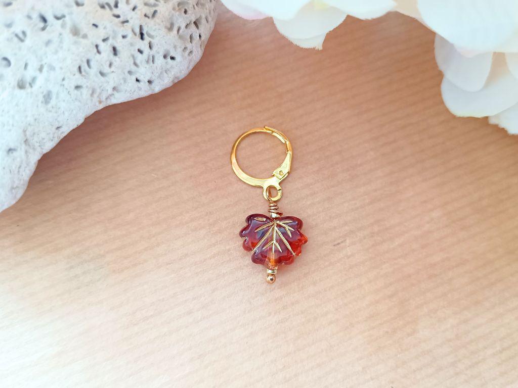 Handmade knitting stitch markers | Elegant pearl and crystal pendants | Unique gold-colored knitting accessory | Knitting gift