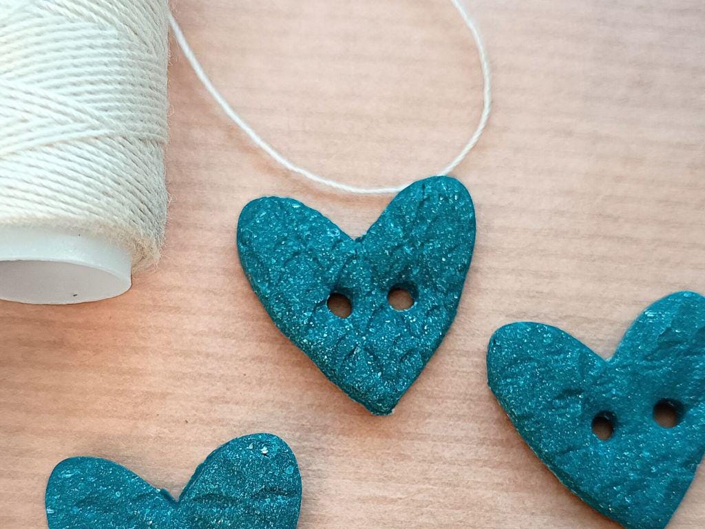 Handmade clay buttons for sewing, knitting or crocheting projects. Set of 4 buttons. Heart-shaped, approx. 20 mm in diameter.