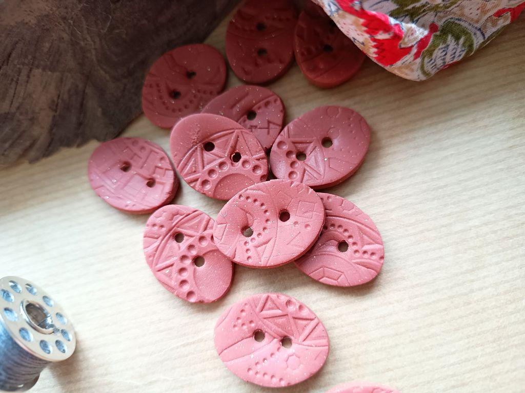 Unique handmade buttons - dusty brown polymer clay, geometric texture (set of 5) approx. 22 mm. Gold glitter. 