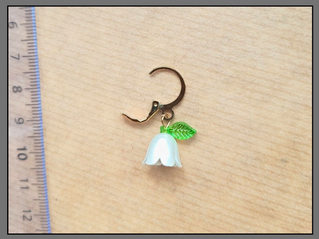 Stitch marker set with flower, cherry, ladybug and bee pendants for knitting and crochet projects. 