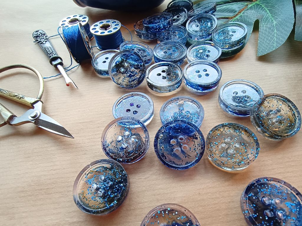 Handmade Resin Buttons with Blue Glitter and Alternating Blue/Green Shades – 20 mm - set of 5 buttons