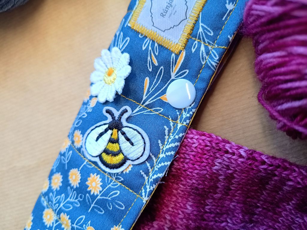 Handmade DPN Cozy for Sock Knitting – Needle Protector with Bee & Flower Motif | RúnjaCrafts