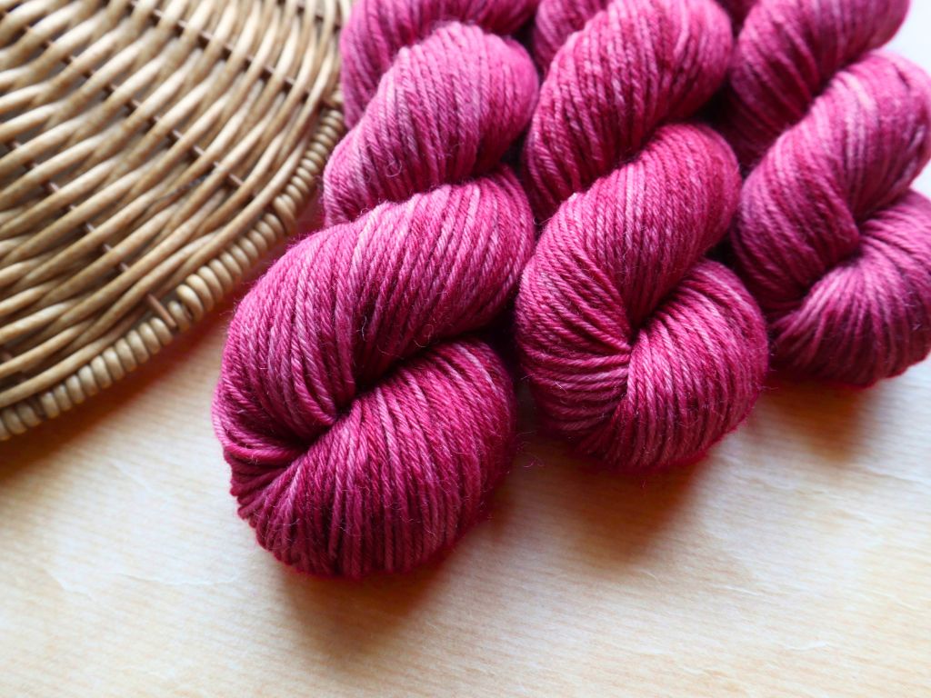 Magenta & Fuchsia Håndfarvet DK Strømpegarn – 50g – "Wild Peony"