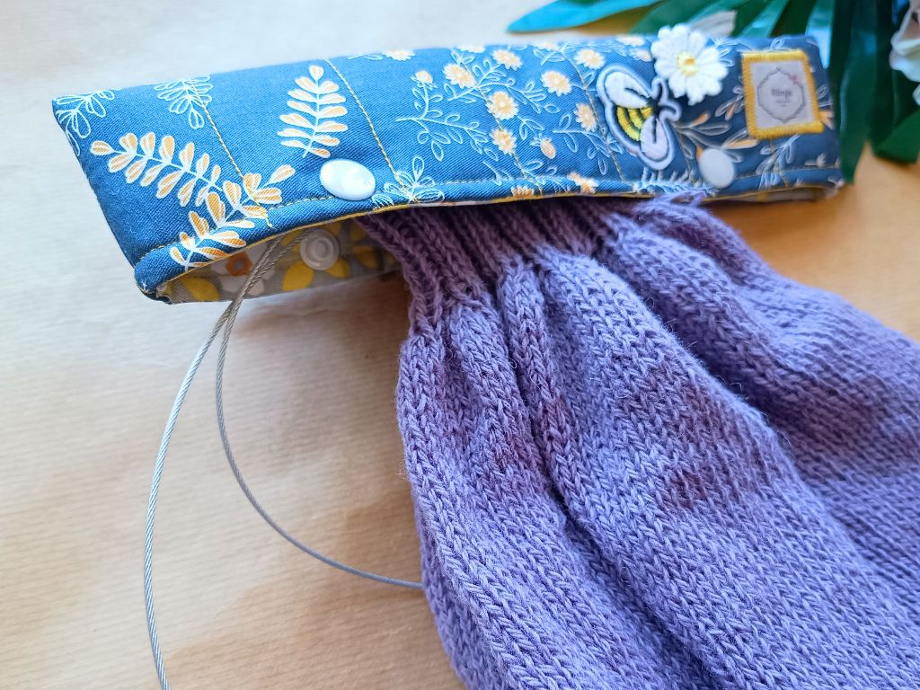 Handmade DPN Cozy for Sock Knitting – Needle Protector with Bee & Flower Motif | RúnjaCrafts