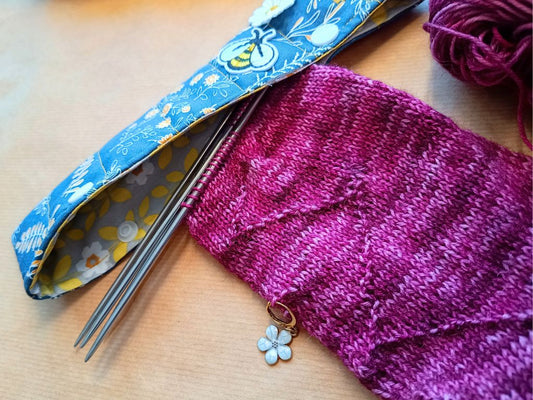 Handmade DPN Cozy for Sock Knitting – Needle Protector with Bee & Flower Motif | RúnjaCrafts