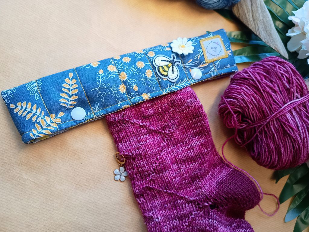 Handmade DPN Cozy for Sock Knitting – Needle Protector with Bee & Flower Motif | RúnjaCrafts