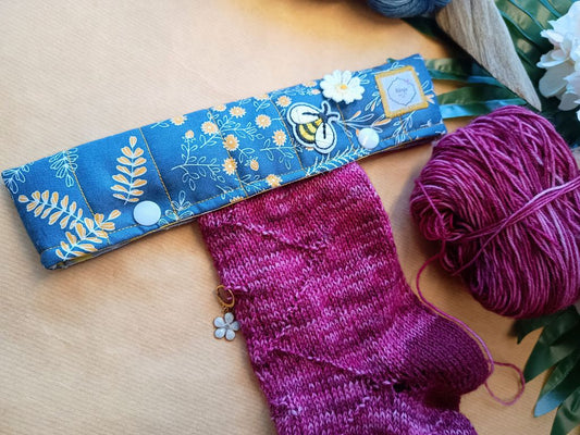 Handmade DPN Cozy for Sock Knitting – Needle Protector with Bee & Flower Motif | RúnjaCrafts