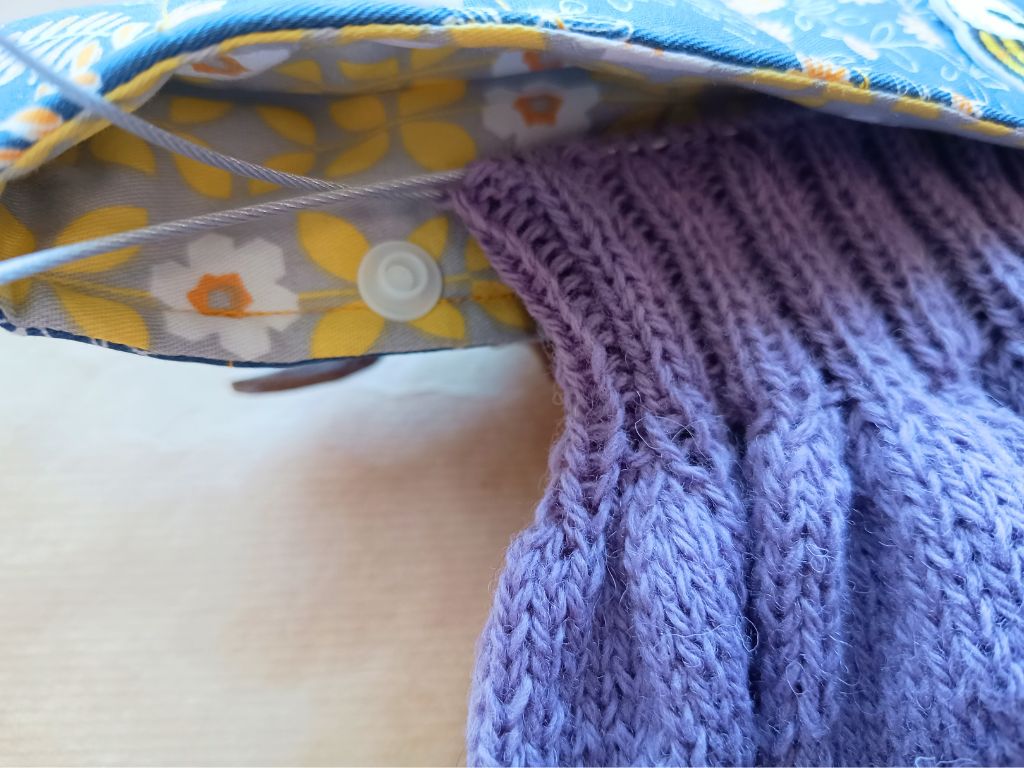 Handmade DPN Cozy for Sock Knitting – Needle Protector with Bee & Flower Motif | RúnjaCrafts