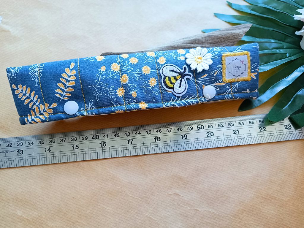 Handmade DPN Cozy for Sock Knitting – Needle Protector with Bee & Flower Motif | RúnjaCrafts