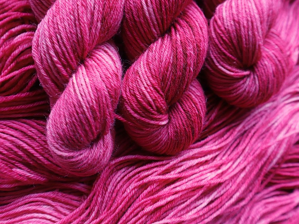 Magenta & Fuchsia Håndfarvet DK Strømpegarn – 50g – "Wild Peony"