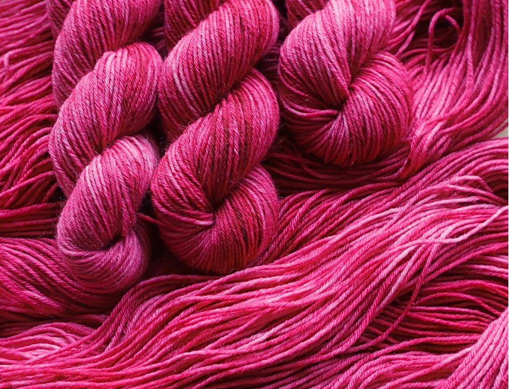 Magenta & Fuchsia Håndfarvet DK Strømpegarn – 50g – "Wild Peony"