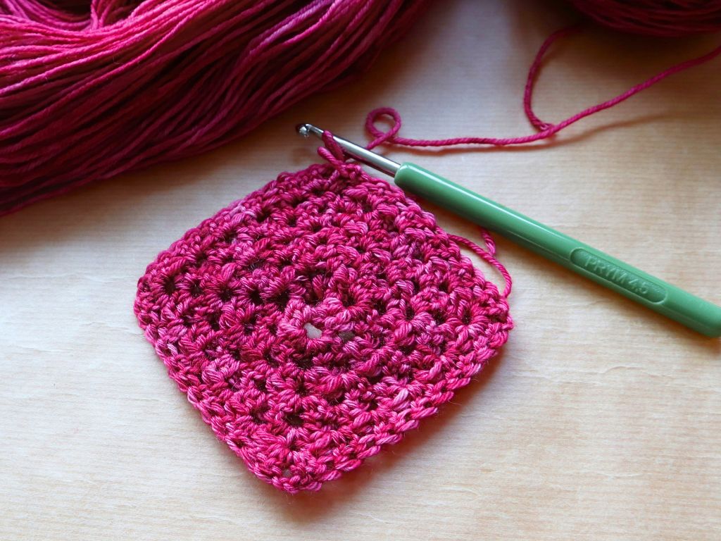 Magenta & Fuchsia Håndfarvet DK Strømpegarn – 50g – "Wild Peony"