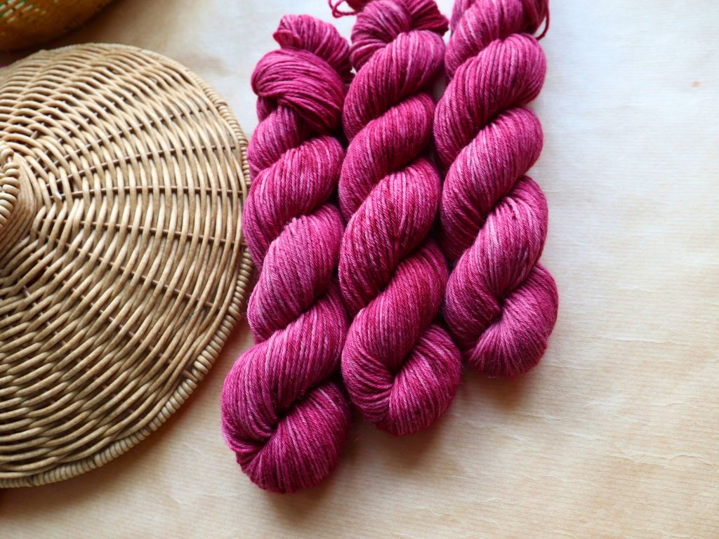 Magenta & Fuchsia Håndfarvet DK Strømpegarn – 50g – "Wild Peony"