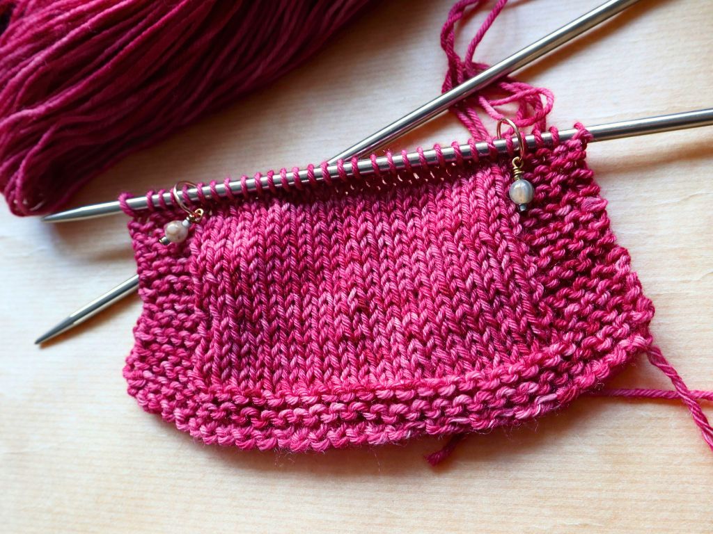 Magenta & Fuchsia Håndfarvet DK Strømpegarn – 50g – "Wild Peony"