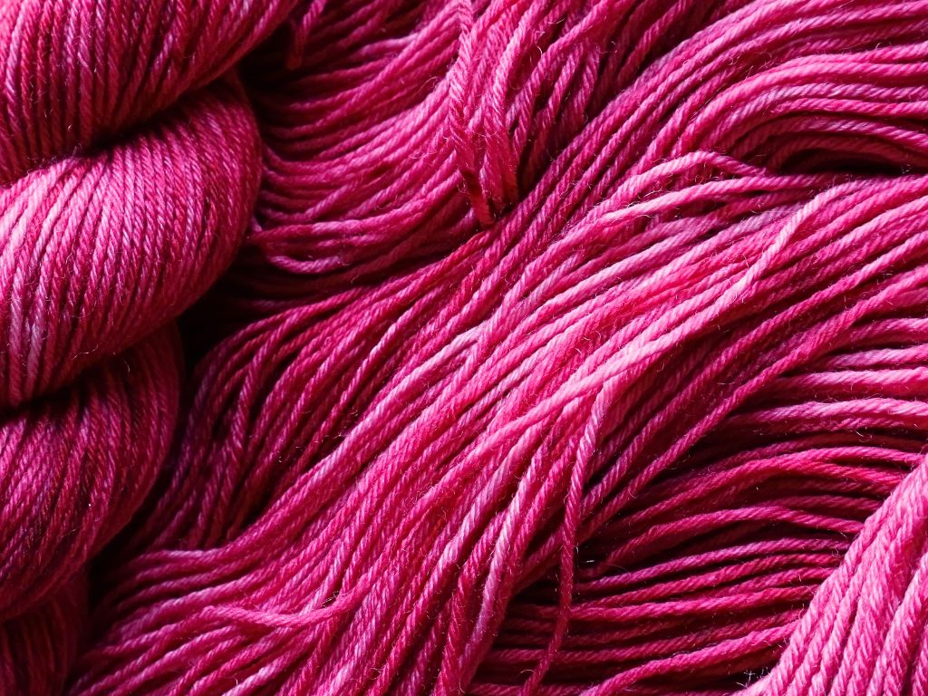 Magenta & Fuchsia Håndfarvet DK Strømpegarn – 50g – "Wild Peony"