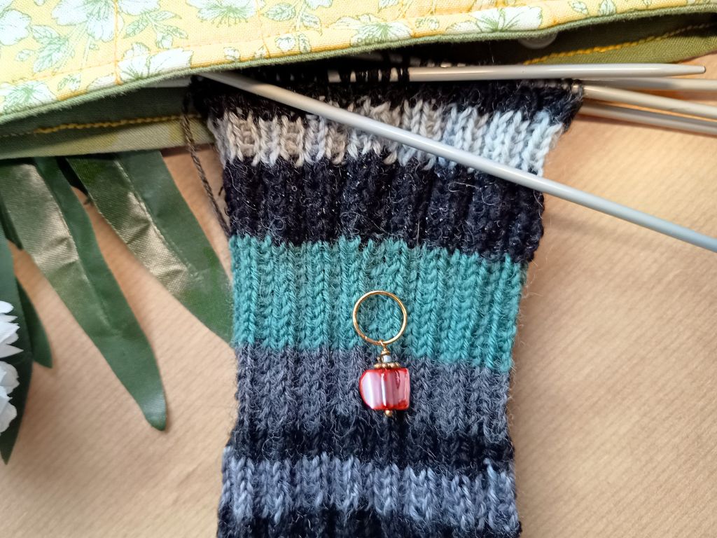 Handmade Stitch Markers "Leaf and Flower" | Luxury Knitting Accessories with Mother of Pearl