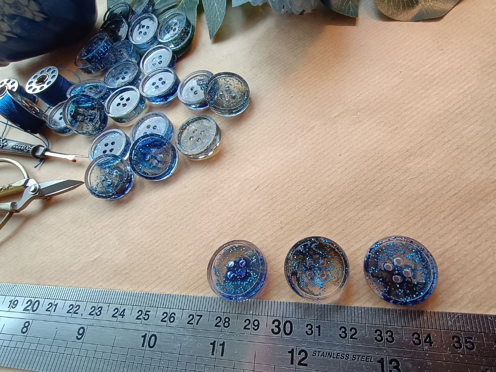 Handmade Resin Buttons with Blue Glitter and Alternating Blue/Green Shades – 20 mm - set of 5 buttons