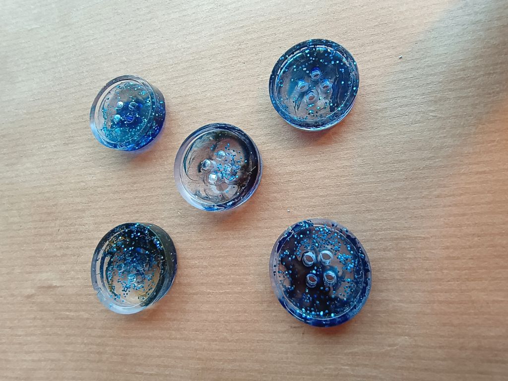 Handmade Resin Buttons with Blue Glitter and Alternating Blue/Green Shades – 20 mm - set of 5 buttons