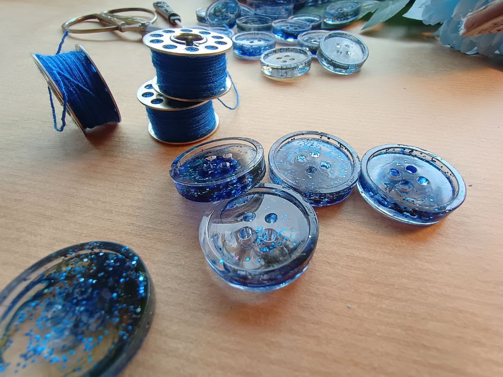 Handmade Resin Buttons with Blue Glitter and Alternating Blue/Green Shades – 20 mm - set of 5 buttons
