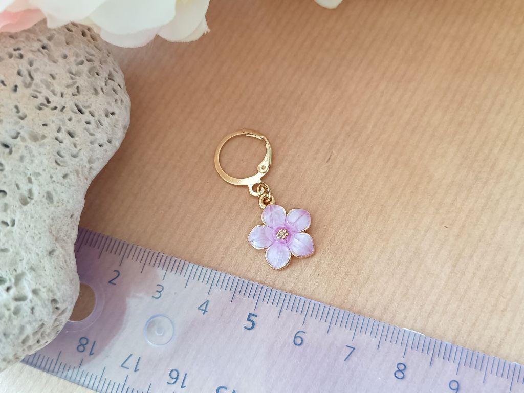 Handmade knitting stitch markers | Elegant pearl and crystal pendants | Unique gold-colored knitting accessory | Knitting gift