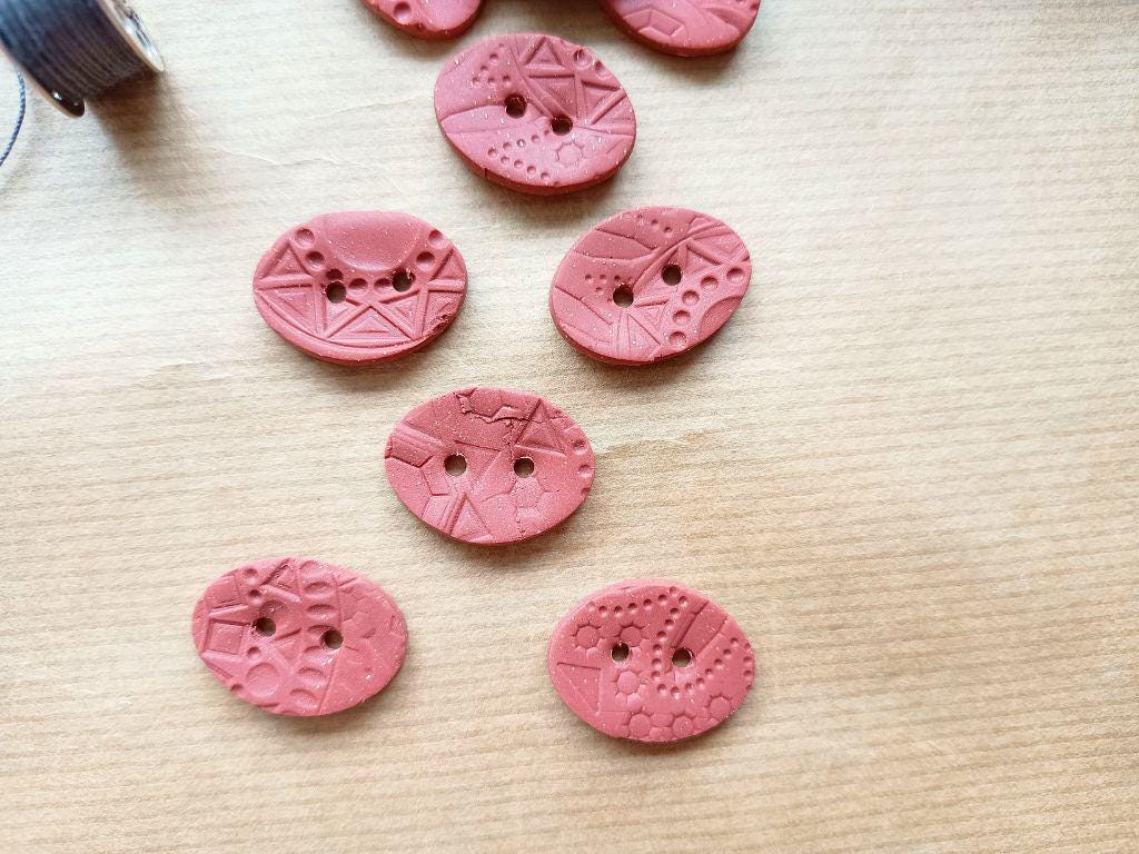 Unique handmade buttons - dusty brown polymer clay, geometric texture (set of 5) approx. 22 mm. Gold glitter. 