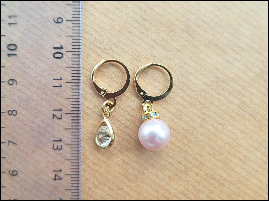 Stitch marker set with flowers, dress, pearl and drop pendant for knitting and crochet projects. 