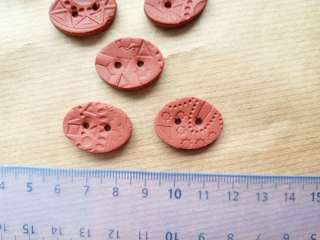 Unique handmade buttons - dusty brown polymer clay, geometric texture (set of 5) approx. 22 mm. Gold glitter. 