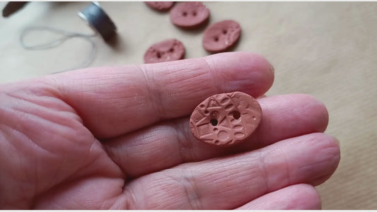 Unique handmade buttons - dusty brown polymer clay, geometric texture (set of 5) approx. 22 mm. Gold glitter. 